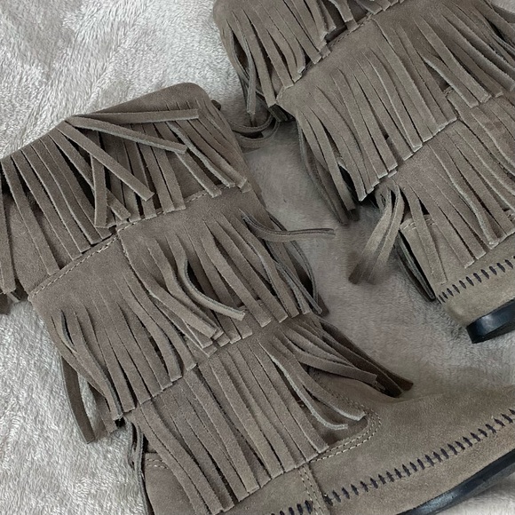 Minnetonka Women's 3-Layer Fringe Boots Size 7 Gray Suede Leather - Picture 7 of 9